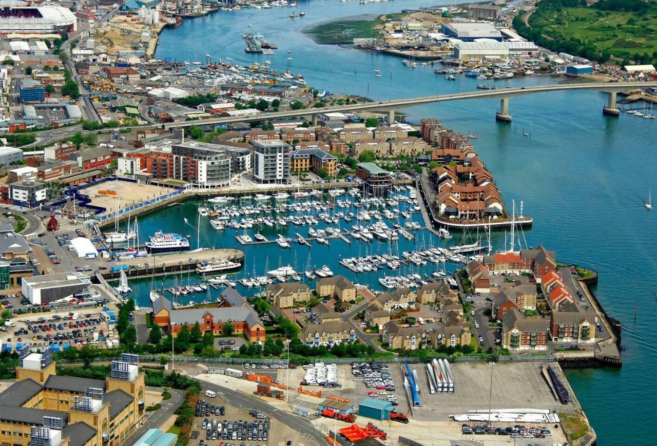 2 Bed Apartment With 2 Ensuites-Near Train Station /Mayflower /City Southampton Buitenkant foto